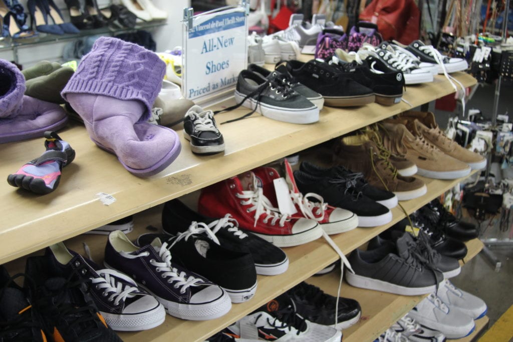 os sapatos novos em marca são apenas uma amostra das super ofertas na Loja de Thrift Store de Saint Vincent De Paul em Los Angeles