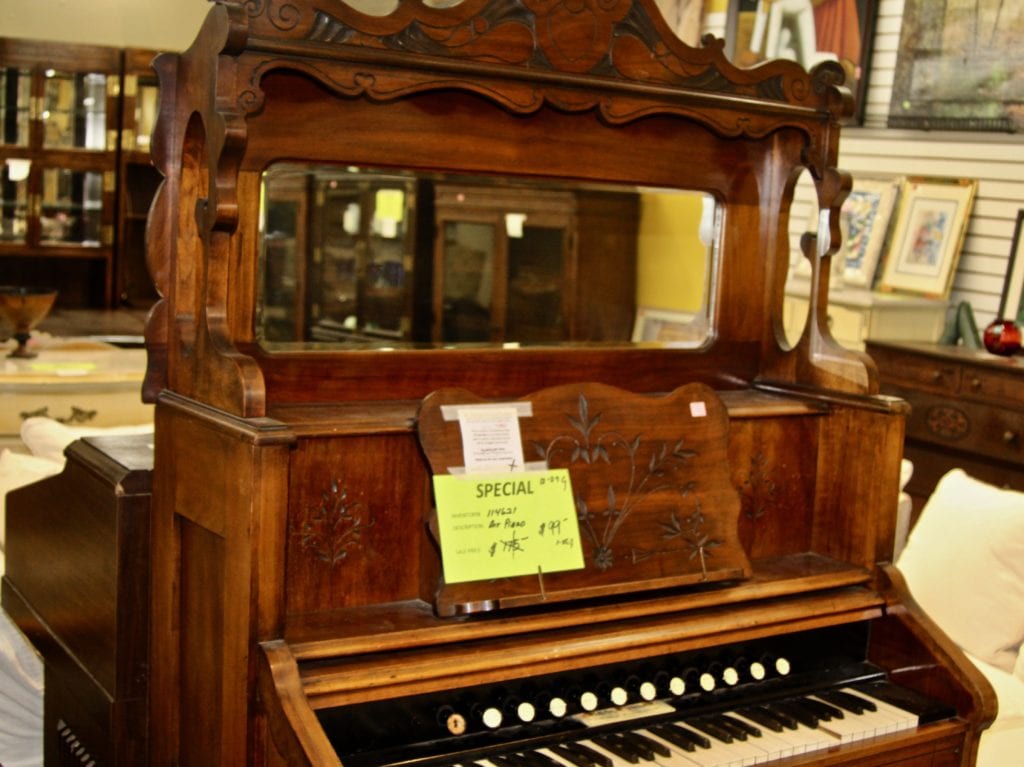Antico organo della pompa per $99 a Saint Vincent de Paul Los Angeles Thrift Store