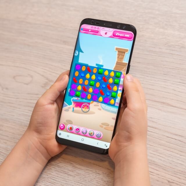 candy crush, game, phone, iphone, smartphone, hands, candy, crush, videogame