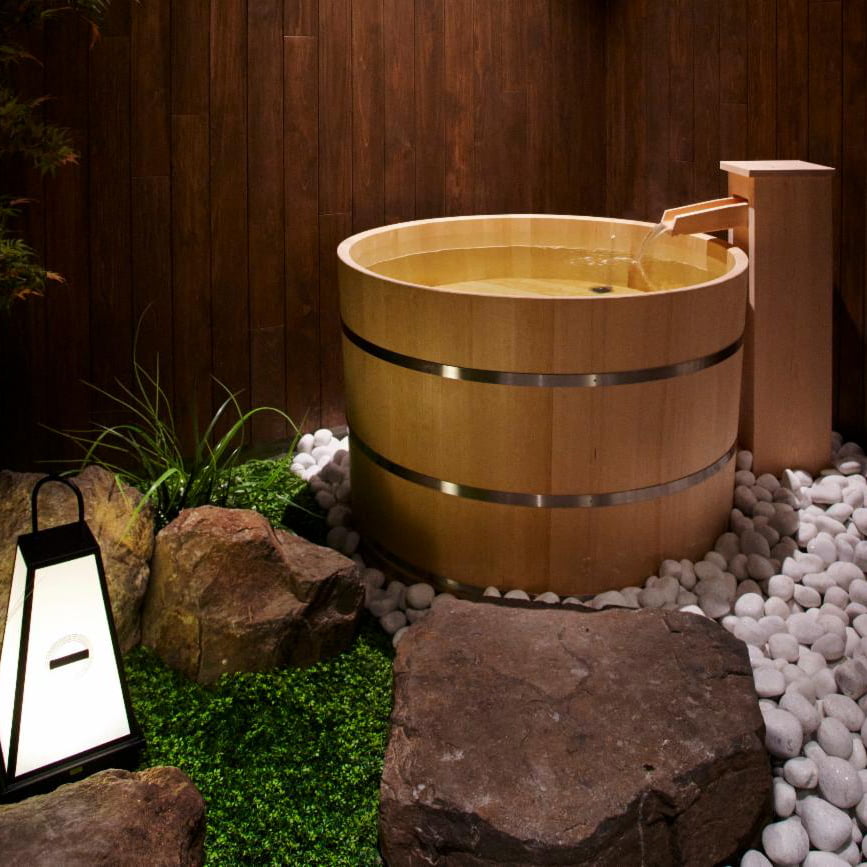The pickle bathtub in the Nichinomiyake Gakkogura room at wanoi KAKUNODATE (© East Japan Railway Company), Geoffrey Weill Associates, the Japan National Tourism Organization for 360 Magazine