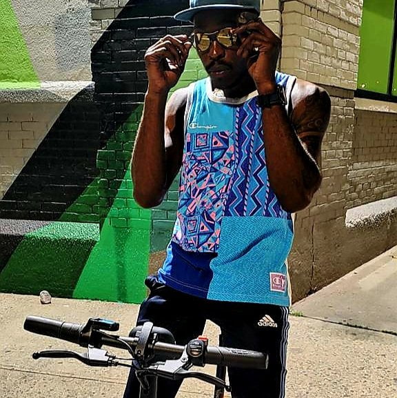Armon Hayes spotted riding DYU e-bike for 360 MAGAZINE. 
