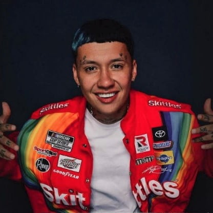 Blessd artist photo in Skittles jacket via Tiffany Nicole Ramirez (Warner Music Latina) for use by 360 Magazine