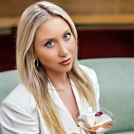 TikToker and Podcaster Carly Weinstein in 360 MAGAZINE.