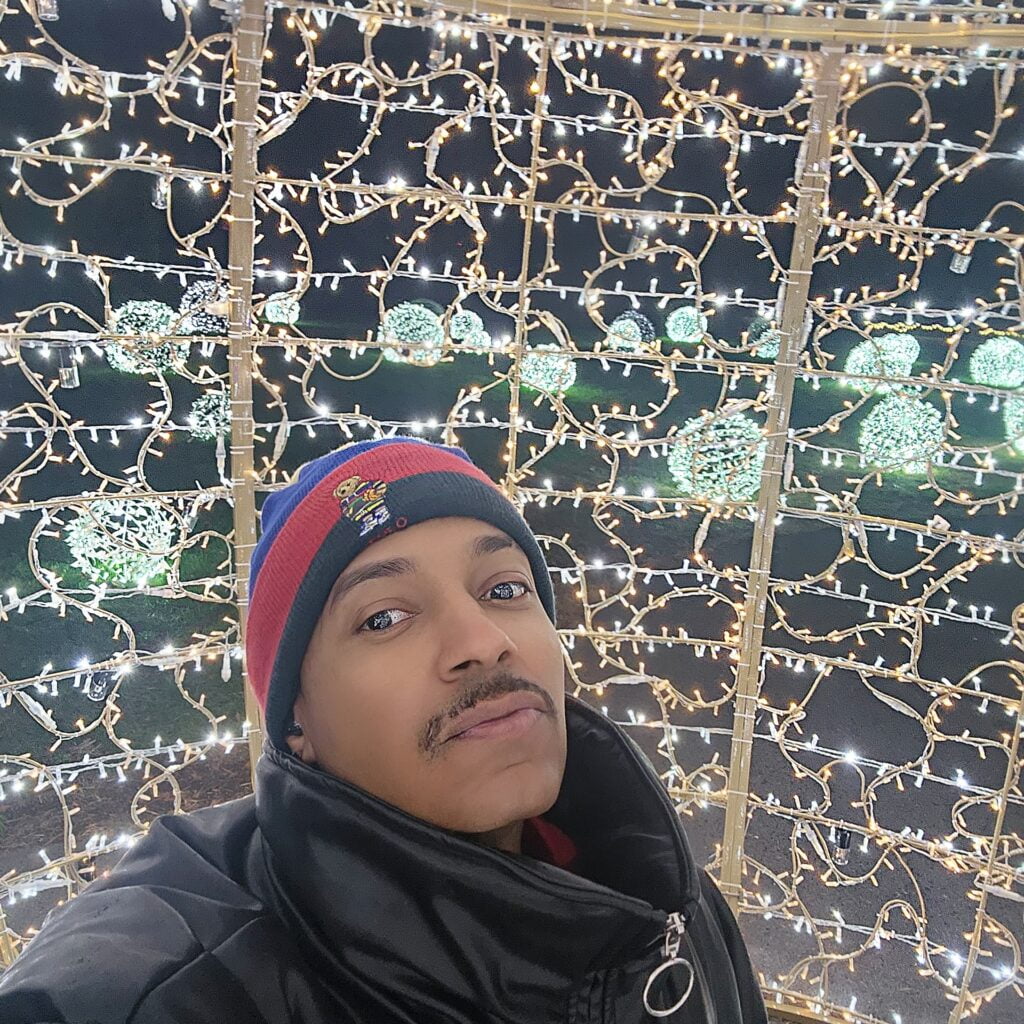 Vaughn Lowery visits the NYBG GLOW and Train Show preview via 360 MAGAZINE.