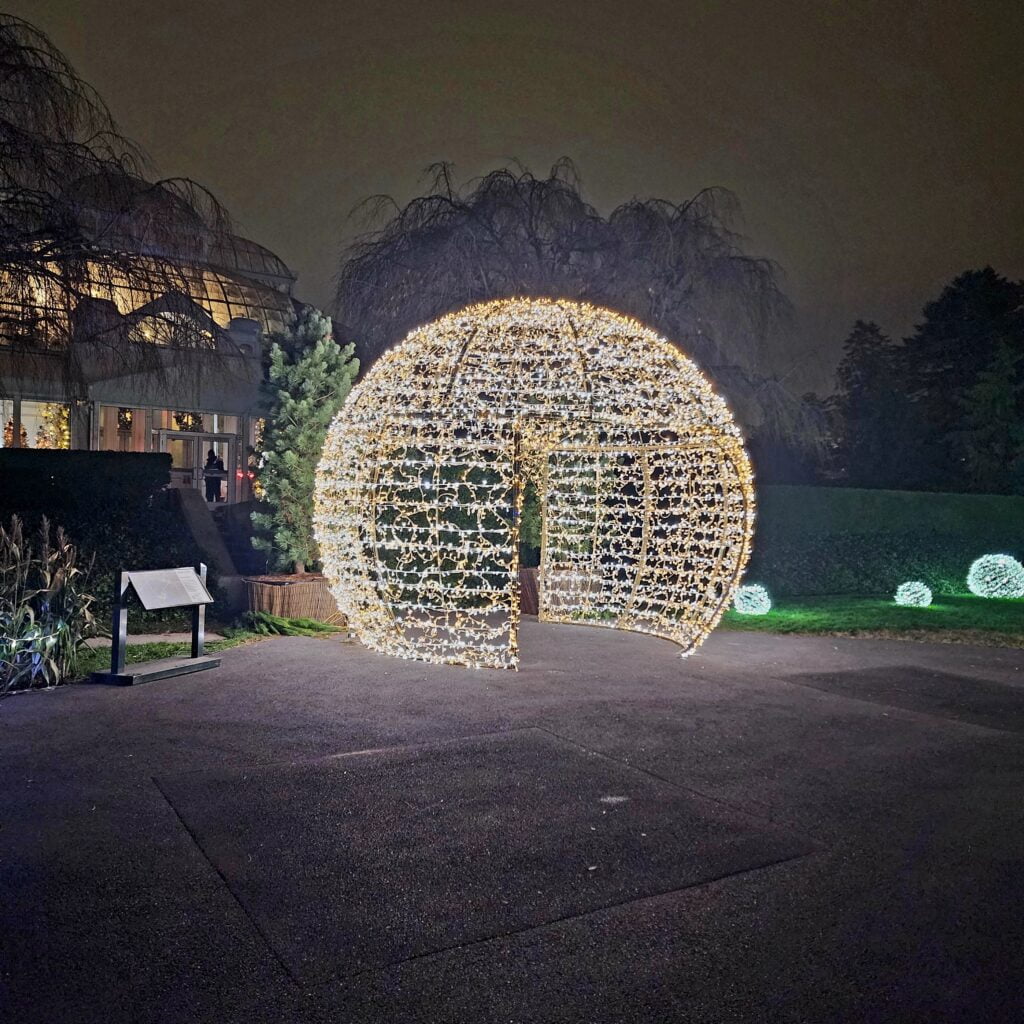 Vaughn Lowery visits the NYBG GLOW and Train Show preview via 360 MAGAZINE.