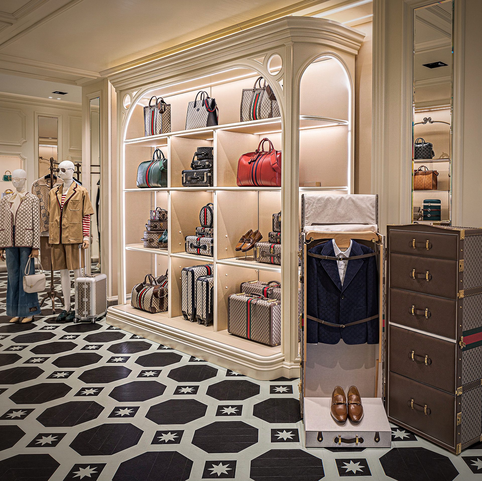 Gucci reopens Palm Beach Florida store via 360 MAGAZINE.