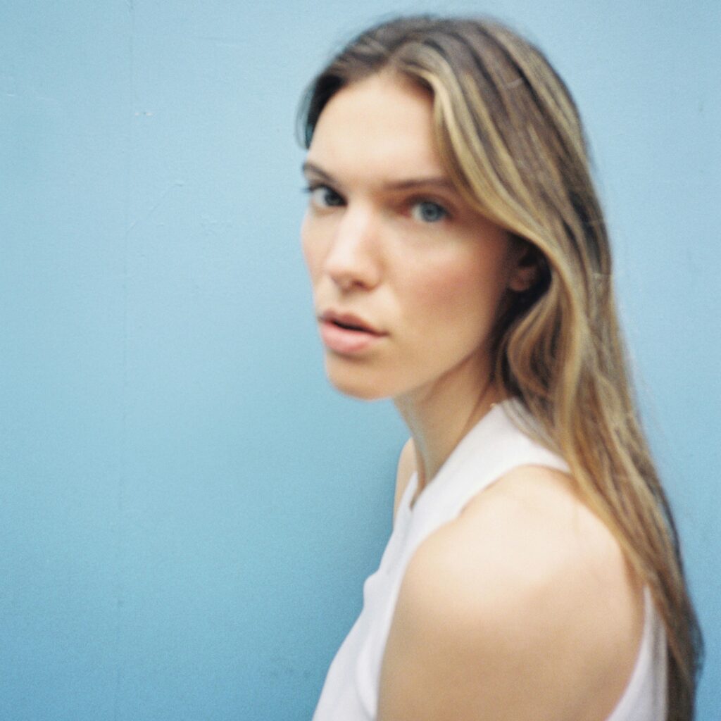 CHARLOTTE CARDIN RELEASES NEW TRACK “JIM CARREY” via 360 MAGAZINE.