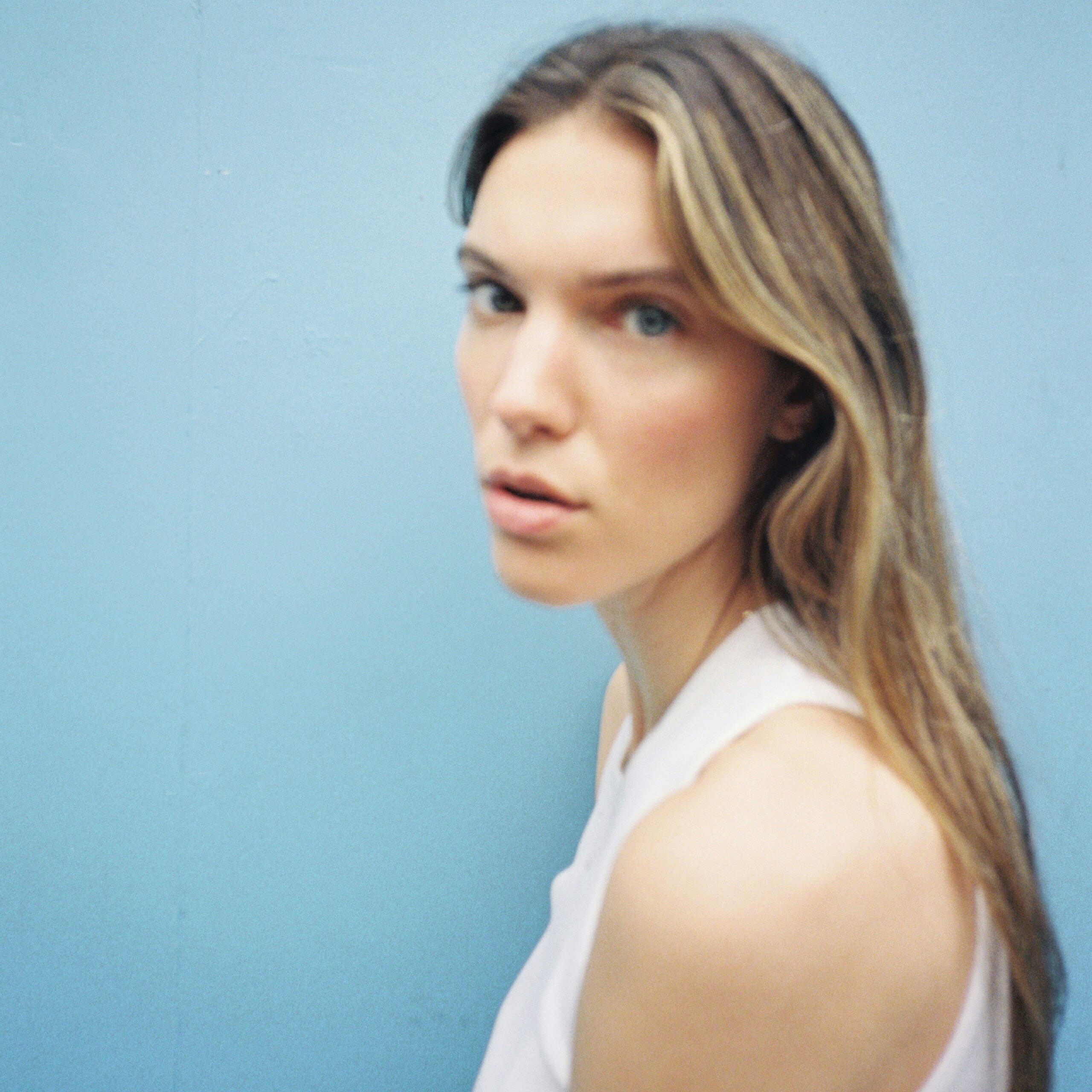 CHARLOTTE CARDIN RELEASES NEW TRACK “JIM CARREY” via 360 MAGAZINE.