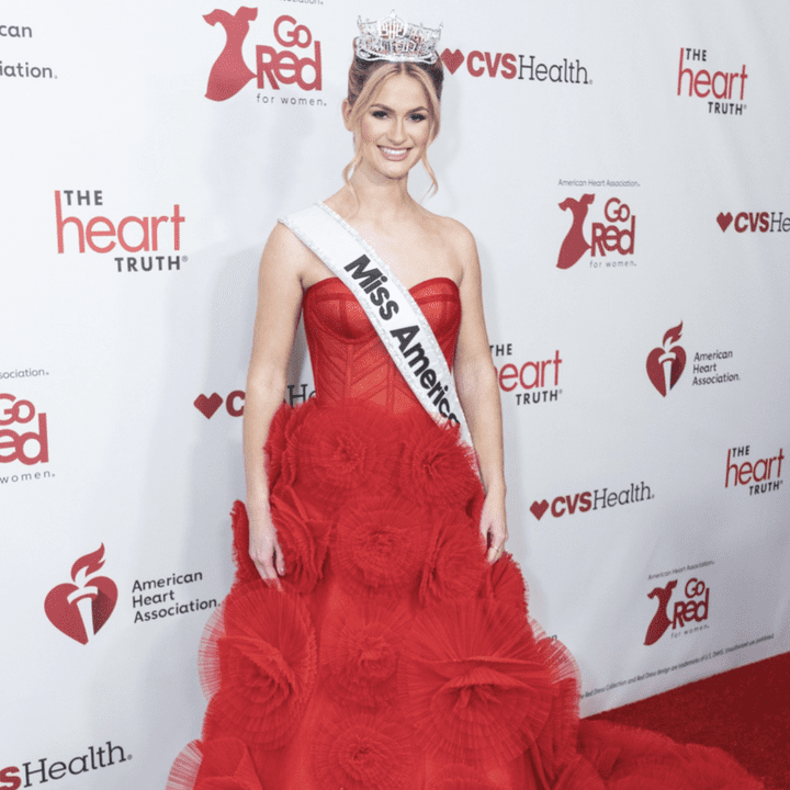 Beautiful picture of Miss America all in red.