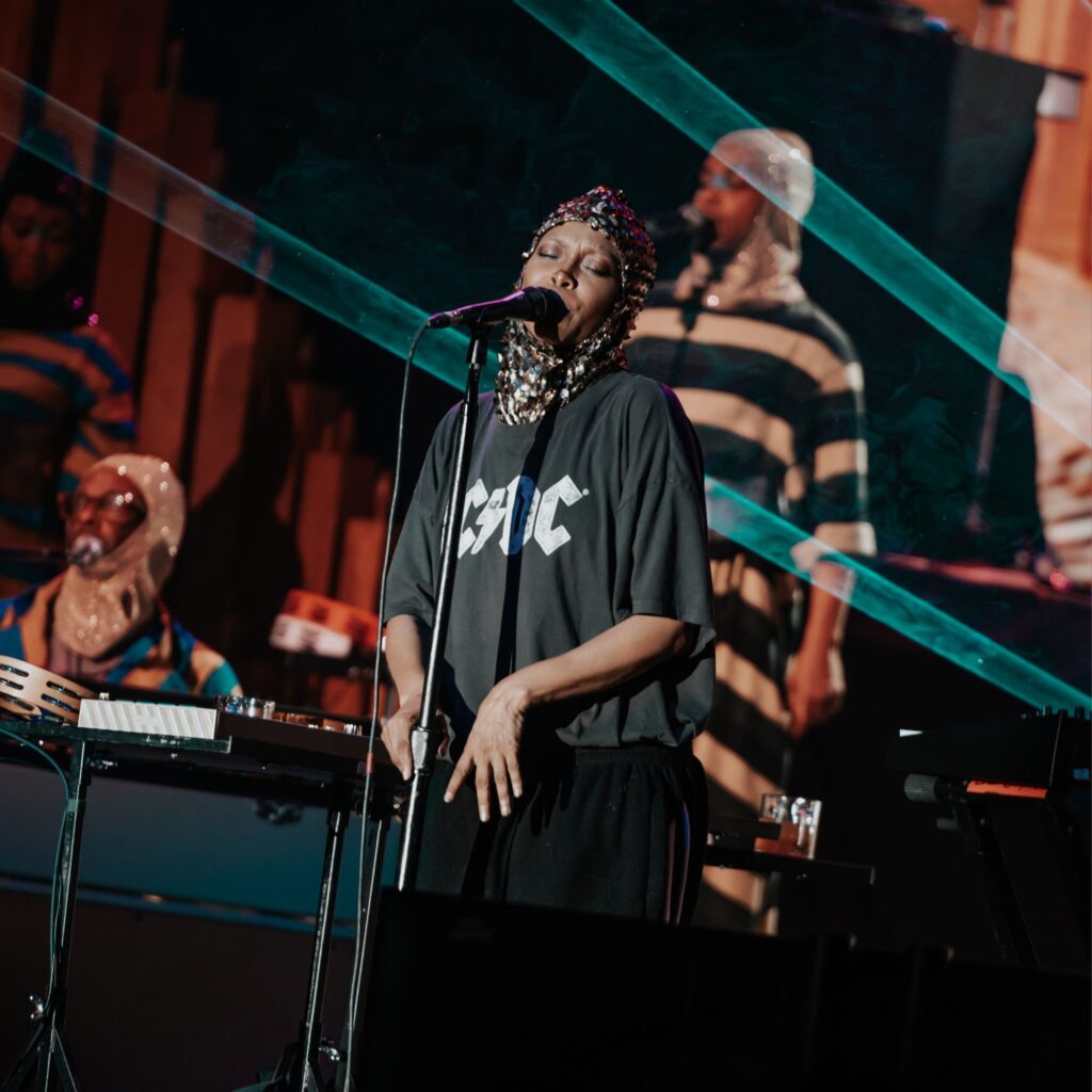 Erykah Badu Debuts New Amazon Music Original "Echos 19 (mix 122)" at Dallas Juneteenth Concert via 360 MAGAZINE.