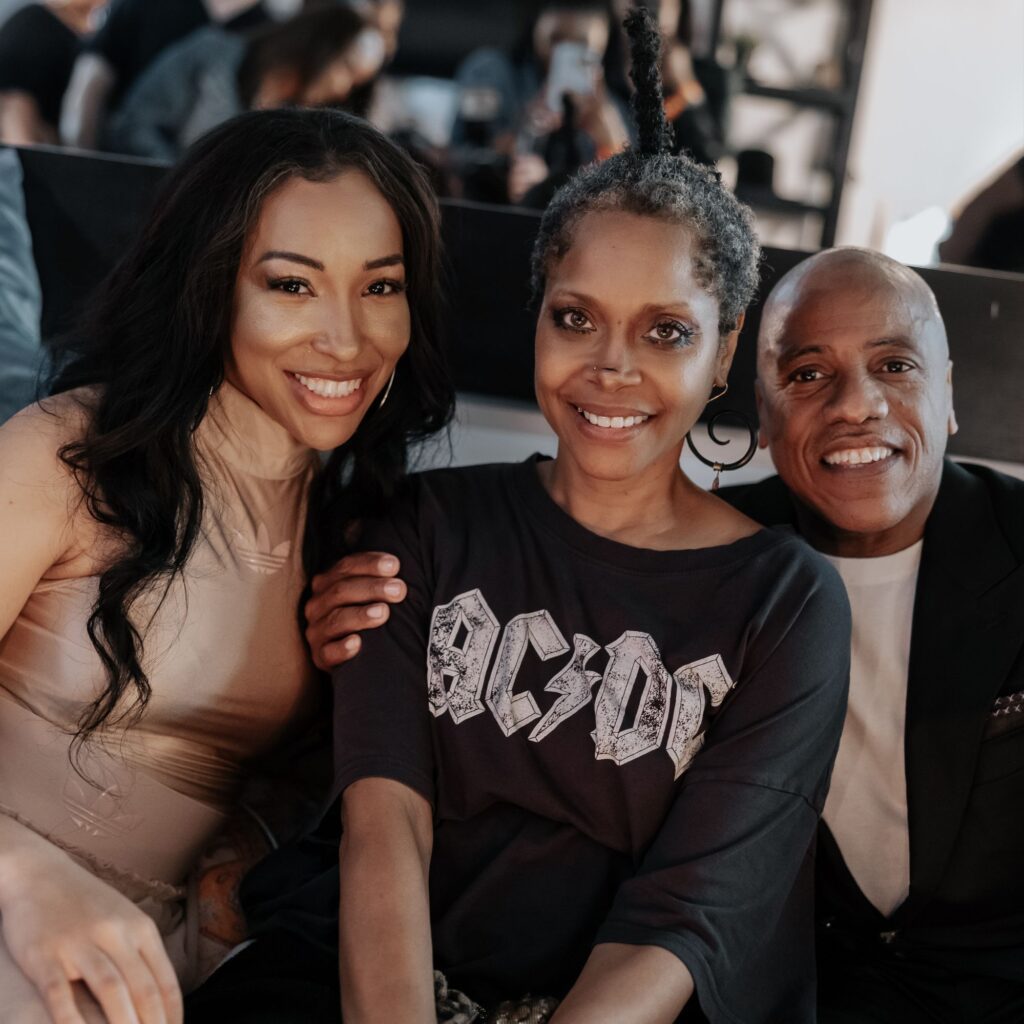 Erykah Badu Debuts New Amazon Music Original "Echos 19 (mix 122)" at Dallas Juneteenth Concert via 360 MAGAZINE.