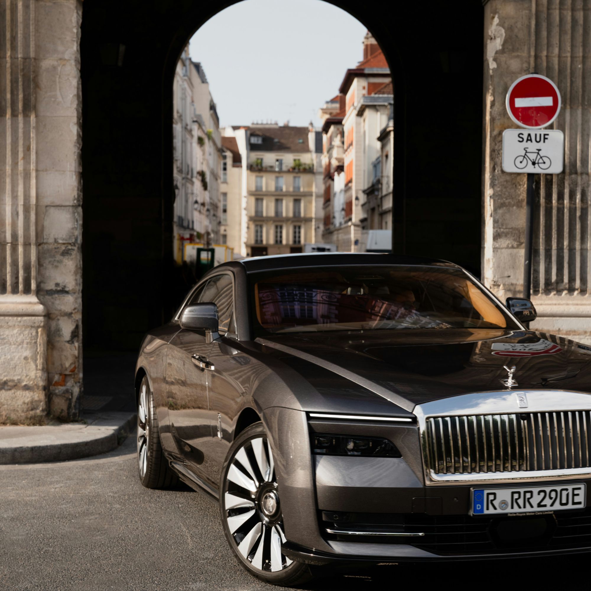 ROLLS-ROYCE CAPTIVATES AT PARIS FASHION WEEK via Vaughn Lowery's 360 MAGAZINE.