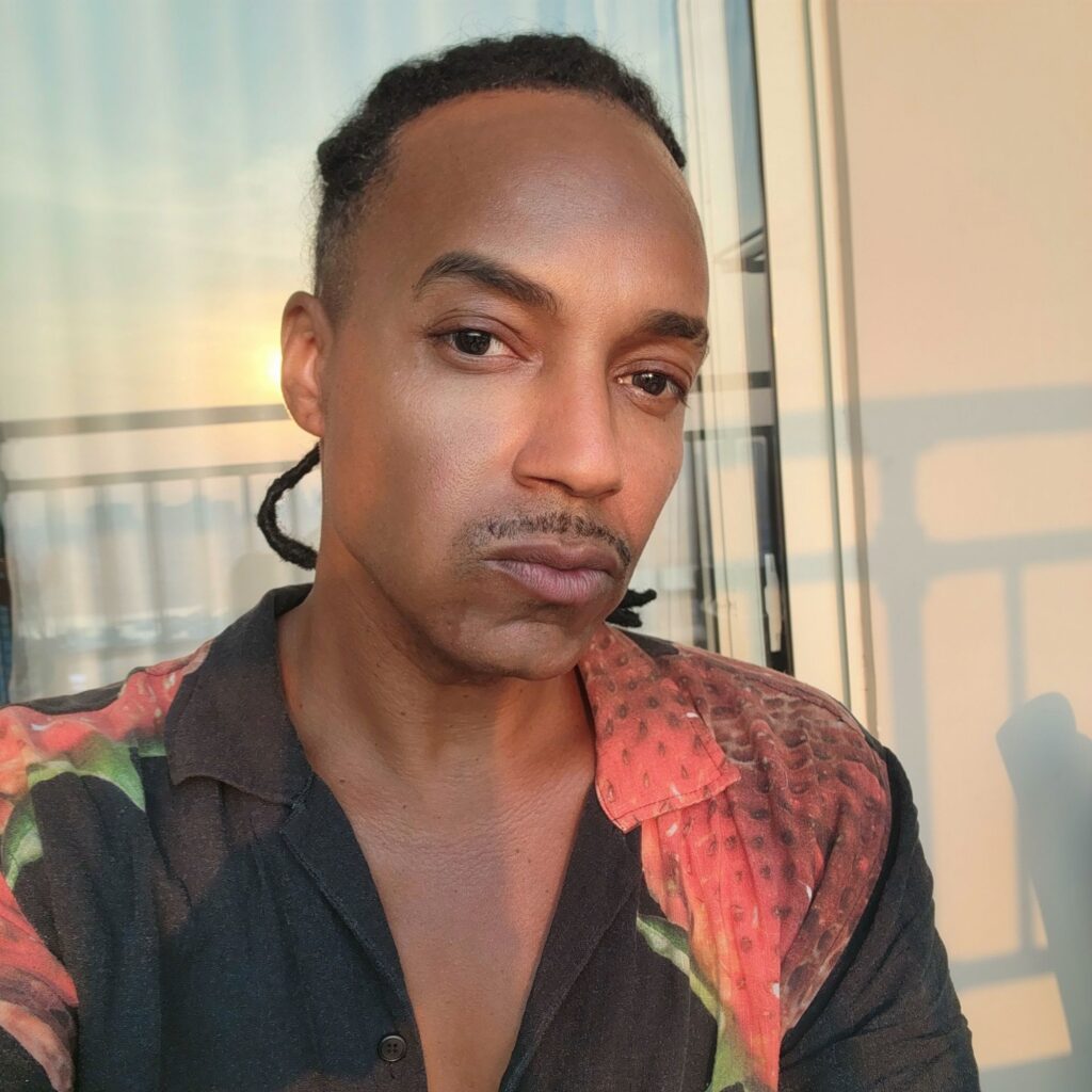 Vaughn Lowery selfie for 360 MAGAZINE linen shirt feature.