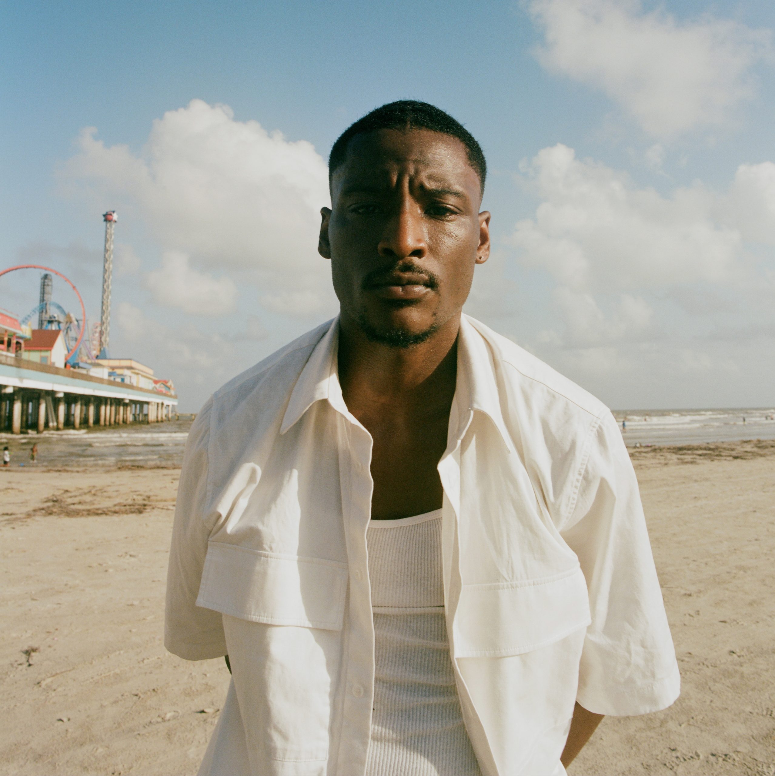 Houston native singer/songwriter/producer reggie has released new single and music video “Headstone” via Vaughn Lowery + 360 MAGAZINE.