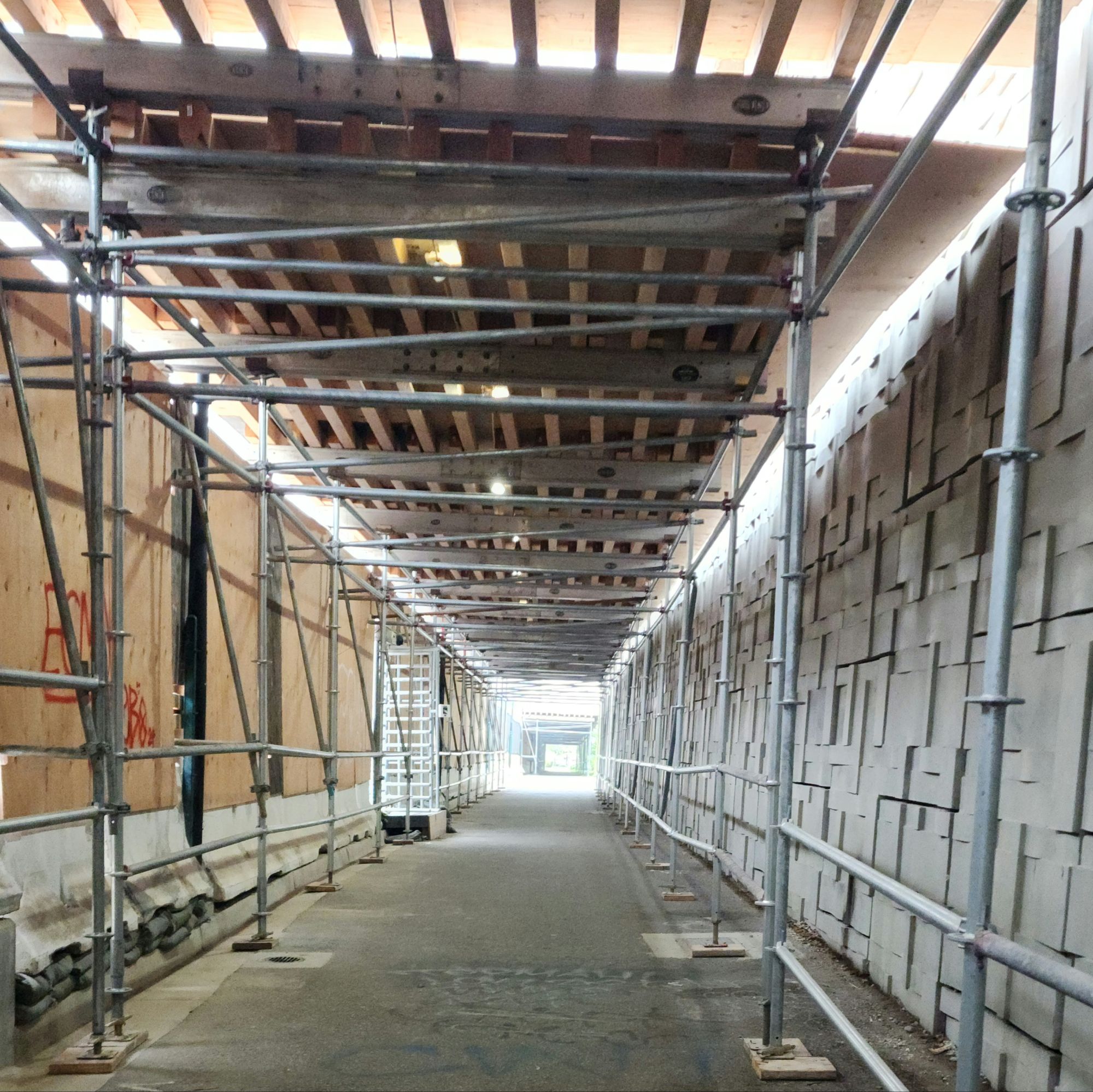 Crane accident at construction site article via 360 MAGAZINE.